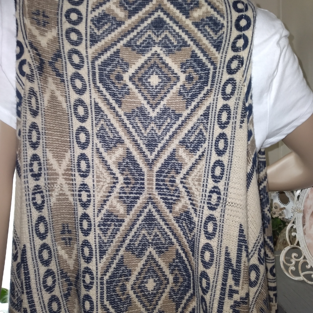 Fringed Geometric Patterned Vest - Picture 5 of 6